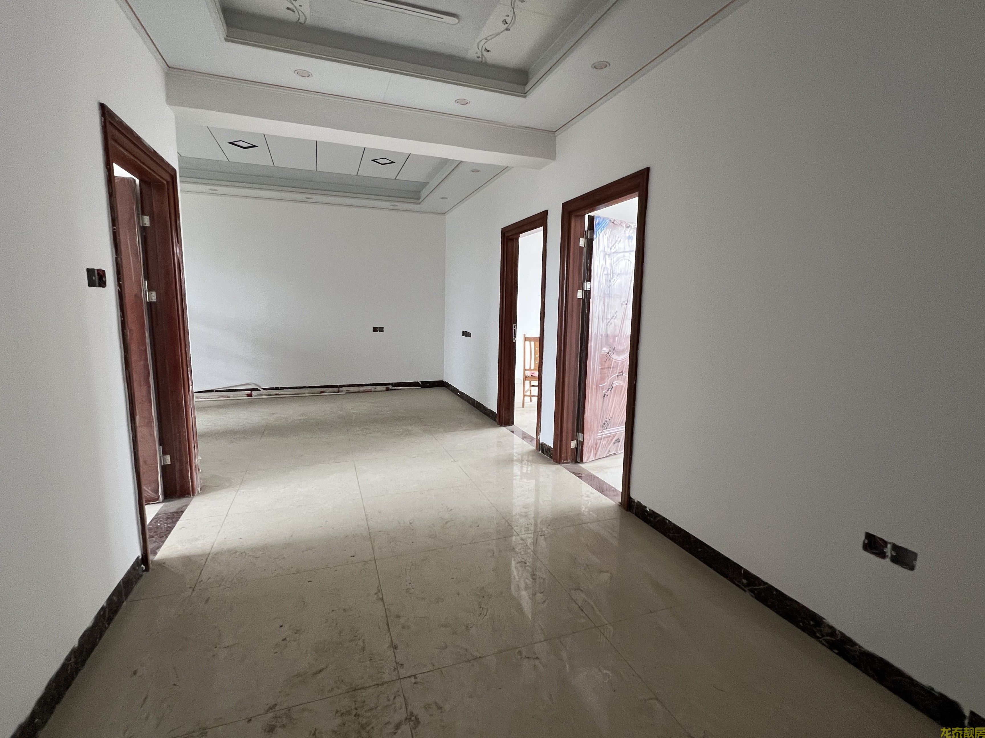 封川车站旁.步梯6楼4房，全新精装，即买即入住